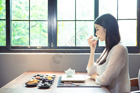 喝茶女生窗边品茶的女生背景