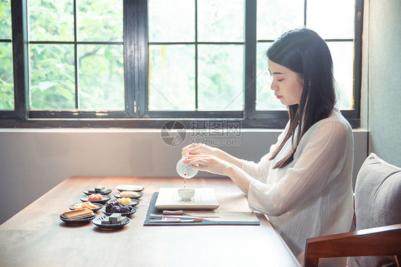 窗边品茶的女生图片