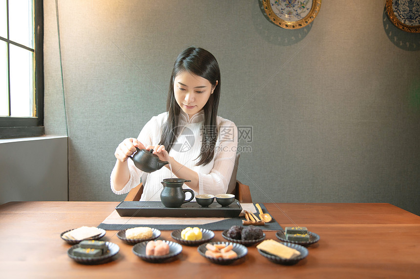 倒茶的女生