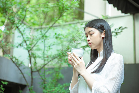 手捧茶杯的女生图片