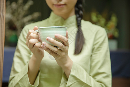 手捧茶杯的女生特写图片