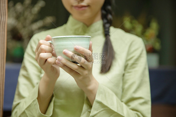 手捧茶杯的女生特写图片