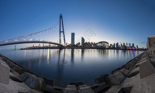 夜景仰视海滨城市大连背景