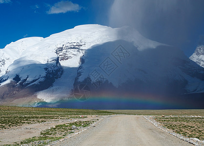 慕士塔格峰彩虹下雨雪山图片