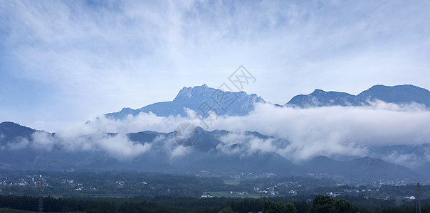 大山深处云蒸雾绕天柱山背景