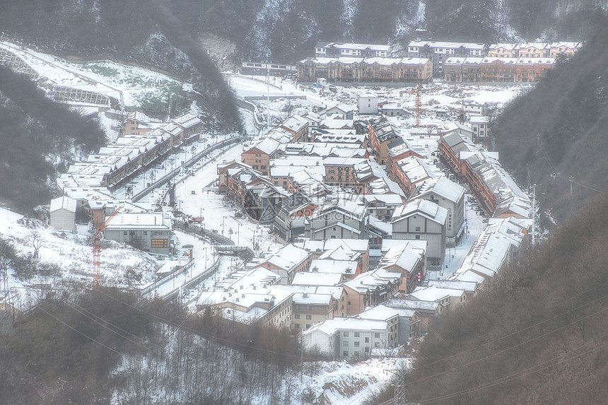 冬季的冰雪覆盖的小乡村图片