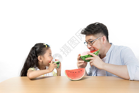 爸爸和女儿吃西瓜图片