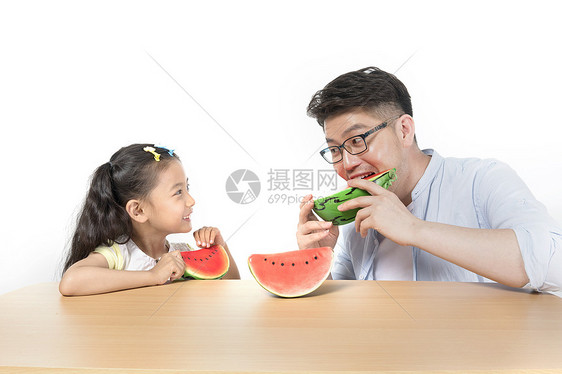 爸爸和女儿吃西瓜图片