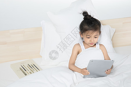 女孩在阅读电子pad高清图片