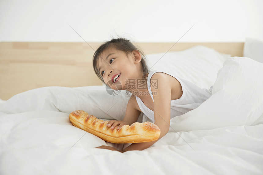 女孩起床吃早餐图片