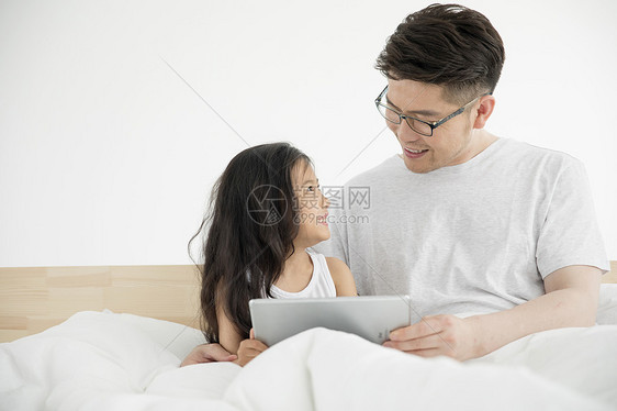 爸爸和女儿一起看ipad图片