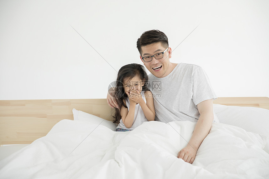女儿和爸爸一起看电视图片