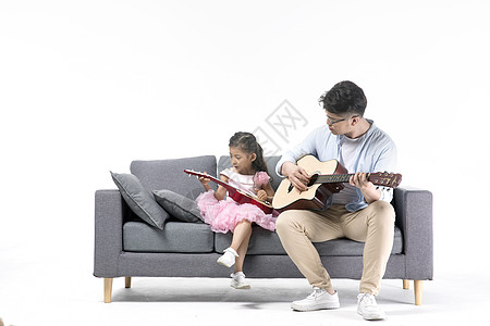 爸爸和女儿一起弹吉他图片