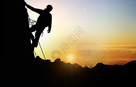 夕阳下登山人物剪影 图片