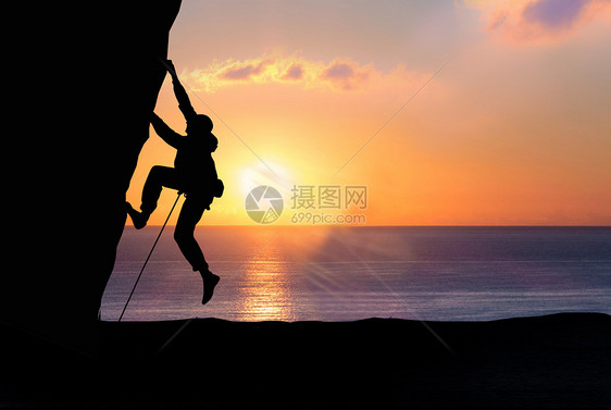 夕阳下登山人物剪影 图片