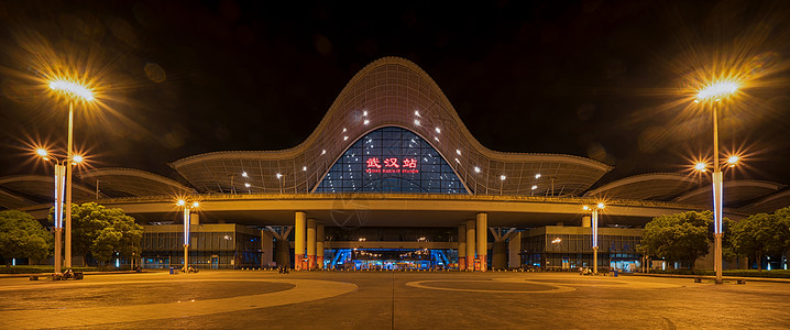 武汉火车站夜幕下的武汉高铁站背景