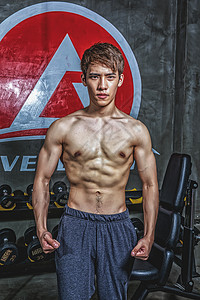 健身房强壮男性肌肉展示图片