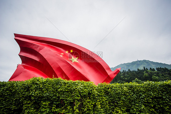 四川汶川地震遗址国旗飘扬雕塑图片