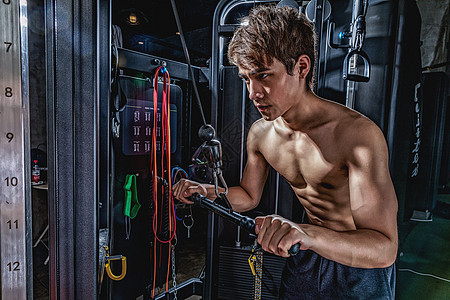 健身房强壮男性器械运动高清图片