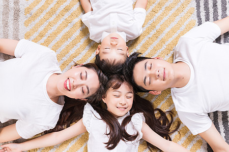 幸福的一家人躺在地毯上图片