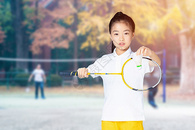 小女孩打羽毛球图片