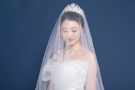 头戴头纱穿婚纱的新娘图片