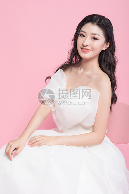 小清新美女穿婚纱图片