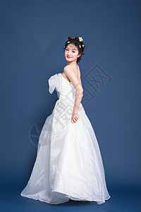 穿白色婚纱的甜美女生图片