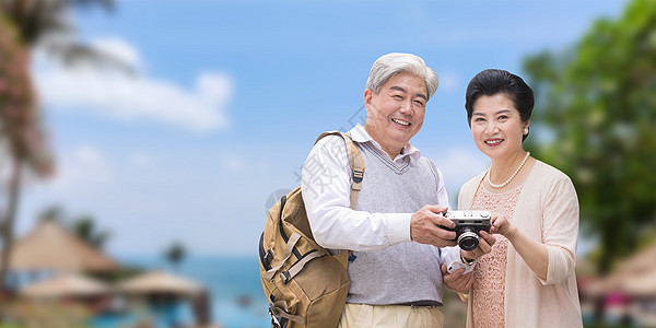 海滩背影老年人旅游设计图片