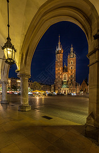 波兰克拉科夫的圣玛丽亚大教堂与大市集广场夜景图片