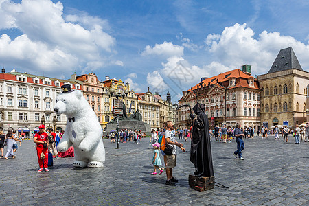 捷克布拉格老城广场上的街头艺人表演背景