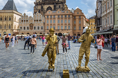 捷克布拉格老城广场上的街头艺人表演高清图片