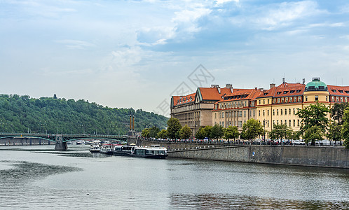 布拉格伏尔塔瓦河沿岸风光图片
