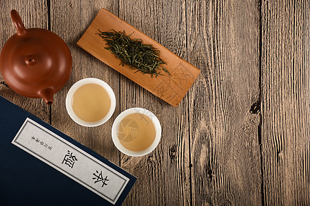 在桌子上的茶汤图片