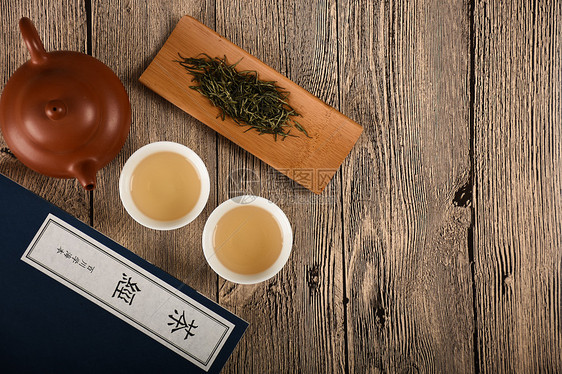 在桌子上的茶汤图片