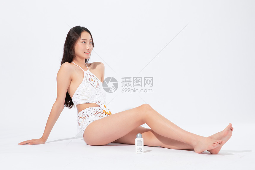 比基尼美女和防晒霜图片