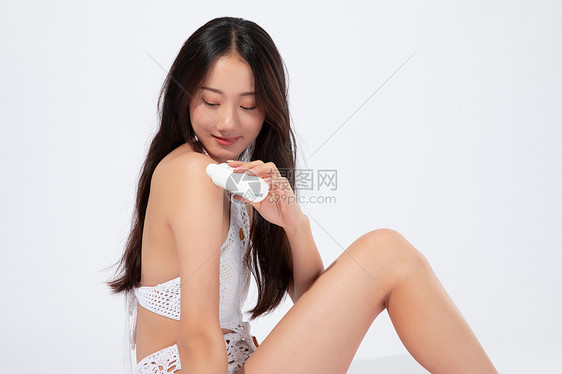 比基尼美女涂防晒霜图片