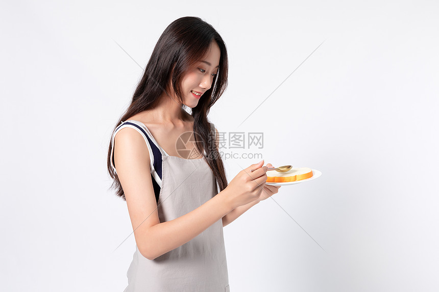 年轻女性烹饪做饭图片