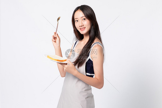 年轻女性烹饪做饭图片