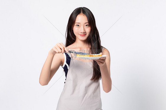 年轻女性烹饪做饭图片