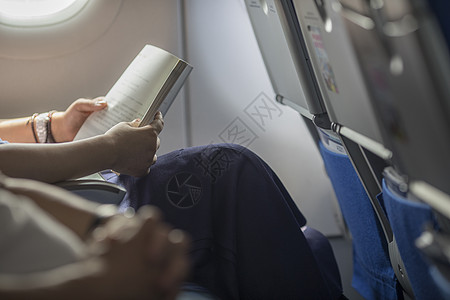 飞机上看书在飞机上阅读背景