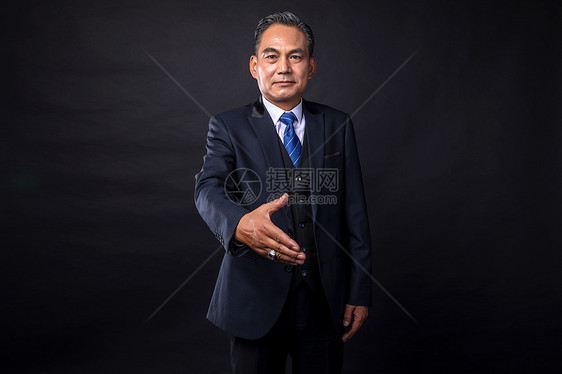 握手的中年商务成功人士