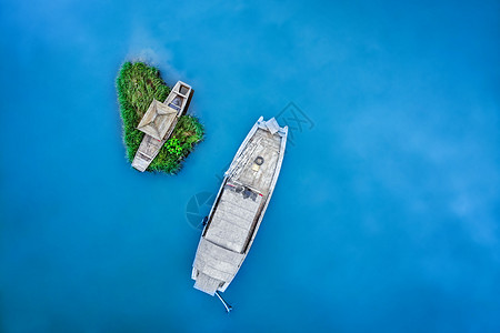 清晨天空蓝色湖面停泊的小船背景