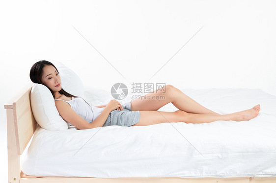 年轻女孩躺在床上图片