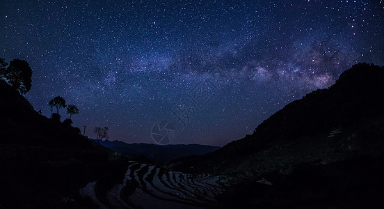 夏夜萤火虫夏夜银河拱桥下的梯田背景