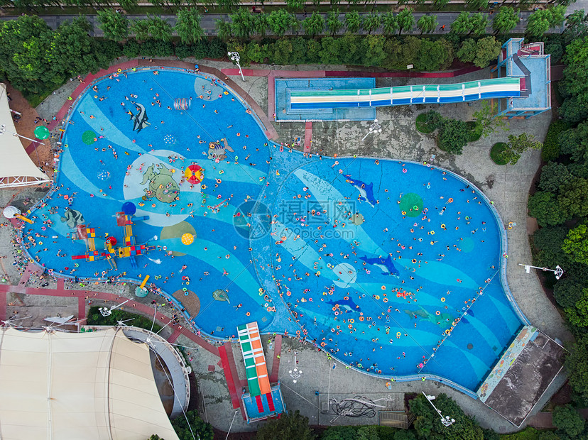 夏天深圳游乐场里的游泳池图片