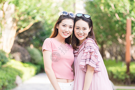 墨镜美女闺蜜一起旅行背景