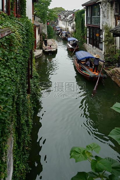 水乡周庄的乌篷船图片