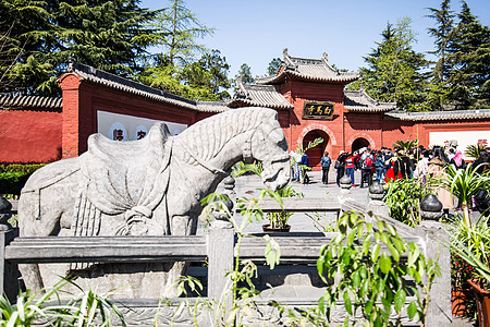 洛阳白马寺拜佛的人高清图片