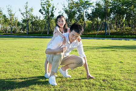 爸爸背起女儿图片